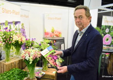 Nic Straathof met de nieuwe catalogus van Stars Plant.
